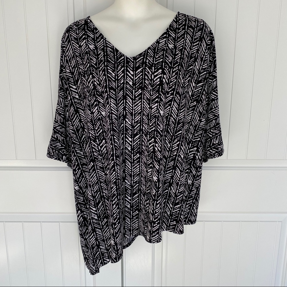 Lane Bryant asymmetrical black & white poncho top